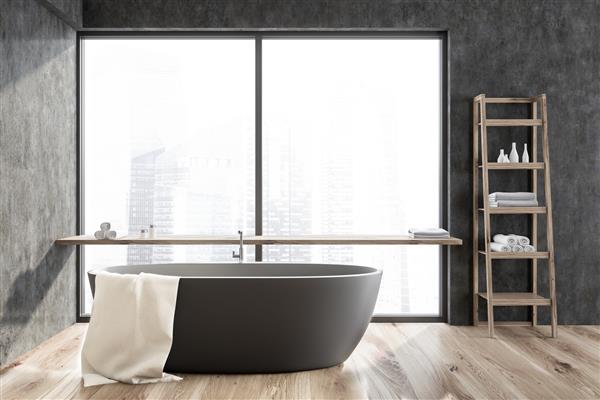 فضای داخلی حمام شیک با دیوارهای خاکستری کف چوبی وان خاکستری با حوله سفید روی آن و قفسه های چوبی با حوله و کرم رندر سه بعدی
