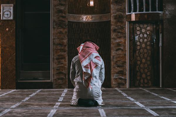 مرد مسلمان مذهبی در حال نماز در داخل مسجد