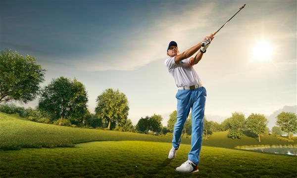 بازیکن مرد گلف در زمین گلف حرفه ای گلف باز با چوب گلف که عکس می گیرد
