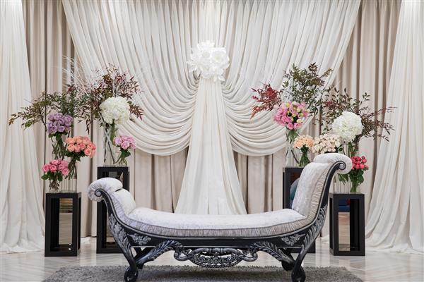 فضای داخلی اتاق نشیمن لوکس به سبک کلاسیک در رنگ های بژ با گل