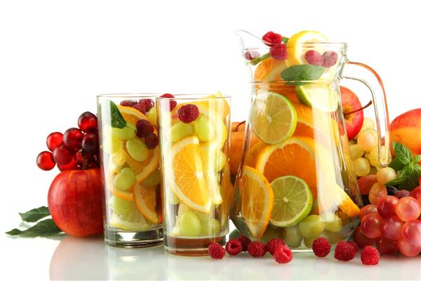 شیشه شفاف و لیوان با میوه های عجیب و غریب جدا شده روی سفید