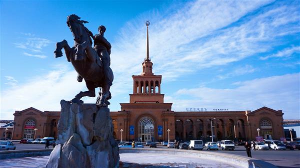 ایروان ارمنستان - 16 ژانویه 2019 مجسمه ساسونتسی داویت داوید ساسونی در ایستگاه راه آهن ایروان