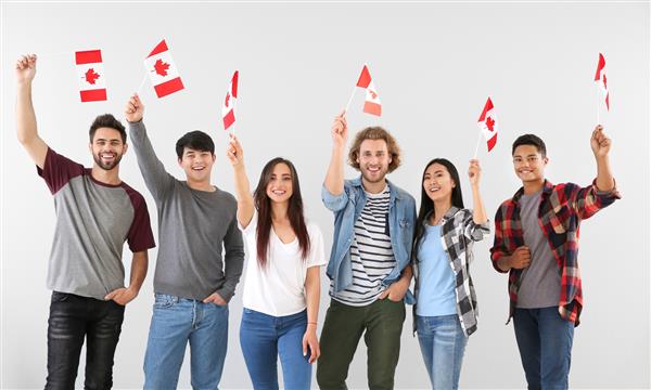 گروهی از دانش آموزان با پرچم های کانادا در زمینه روشن