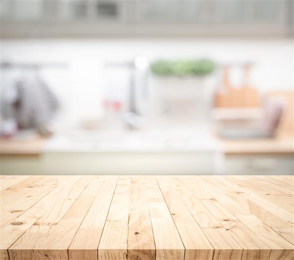 صفحه میز چوبی روی پیش‌زمینه آشپزخانه اتاق تار برای نمایش محصول مونتاژ یا طرح بصری کلید طراحی