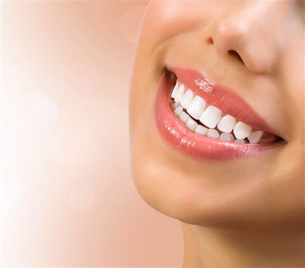 لبخند سالم سفید کردن دندان مفهوم مراقبت از دندان لبخند زن نزدیک لب ها و دندان های زیبا