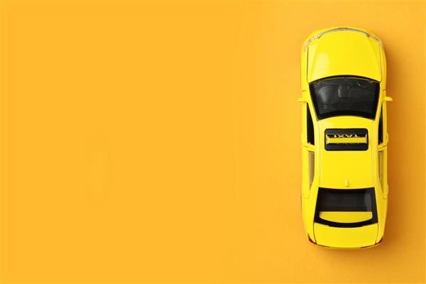 مدل ماشین تاکسی زرد در زمینه نارنجی نمای بالا فضایی برای متن