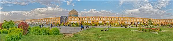 اصفهان ایران - 9 مه 2015 منظره ای پانوراما از مردم در حال لذت و استراحت در میدان امام نزدیک مسجد لطف الله