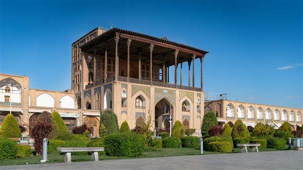 اصفهان ایران - اردیبهشت 1398 کاخ عالی قاپو در میدان نقش جهان اصفهان