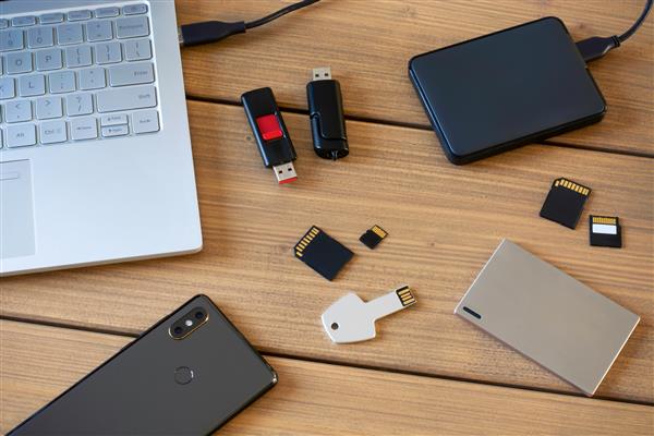 انواع دستگاه های ذخیره سازی داده های دیجیتال میله های USB هارد اکسترنال کارت های SD کارت های mini و micro SD لپ تاپ و گوشی های هوشمند تخت دراز کشید