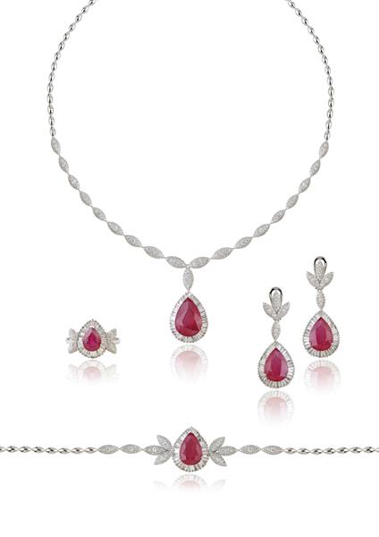 ست طلا و جواهر زنانه زیبا گردنبند و گوشواره سنگ های قرمز روی سفید جدا شده