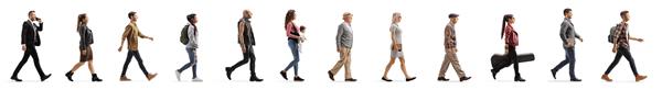 صف طولانی افراد با مشخصات مختلف که در پس‌زمینه سفید راه می‌روند