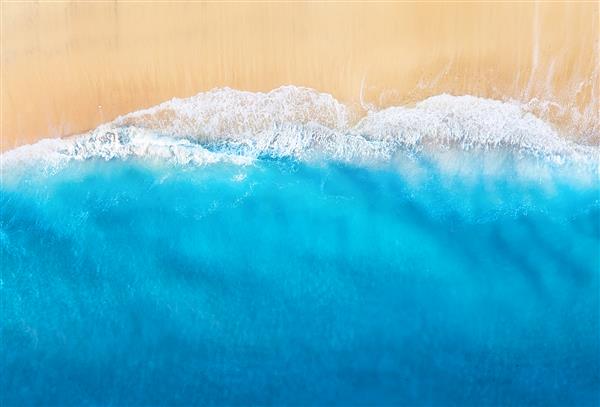 ساحل با امواج به عنوان پس زمینه از نمای بالا پس زمینه آبی آبی از پهپاد منظره دریایی تابستانی از هوا سفر - تصویر