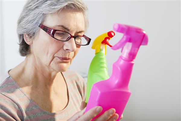 سالمند در حال انجام کارهای خانه