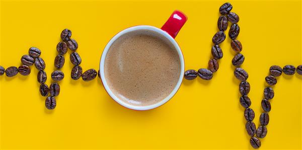 خط نبض ضربان قلب با فنجان قهوه قرمز در زمینه زرد تصاویر کاردیو قهوه تپش قلب قهوه مفهوم پزشکی و مراقبت های بهداشتی