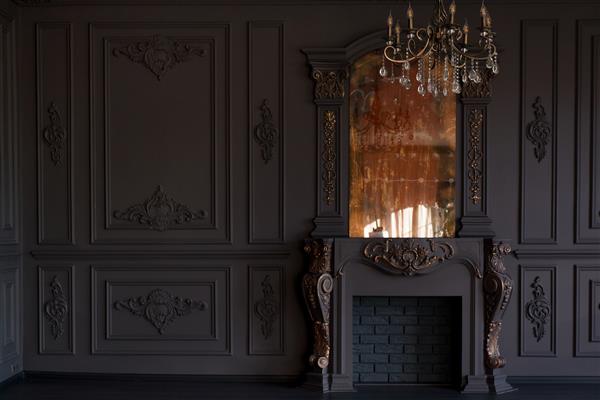 شومینه تزئینی آینه قدیمی و لوستر در فضای داخلی اتاق سیاه کلاسیک