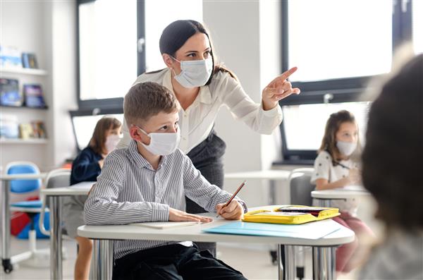 معلم و کودکان با ماسک به مدرسه پس از قرنطینه و قرنطینه کووید-19 بازگشتند