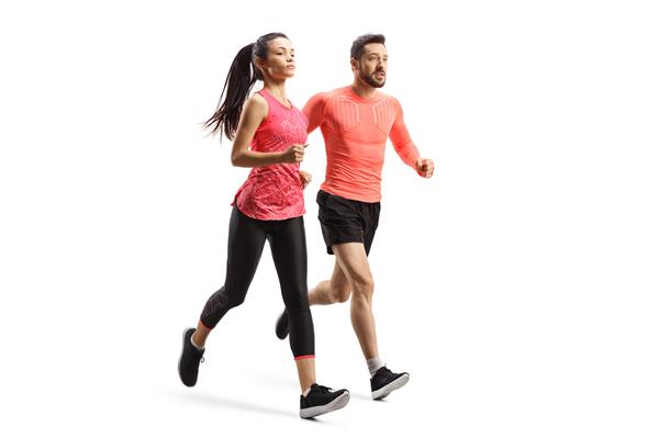 عکس تمام قد از مرد و زن با لباس ورزشی در حال دویدن با هم جدا شده در پس زمینه سفید