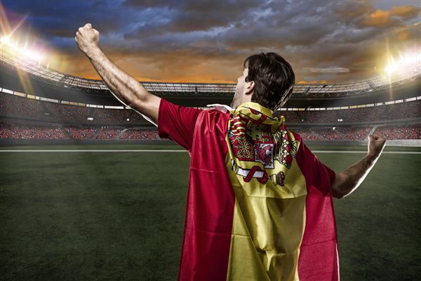 فوتبالیست اسپانیایی در حال جشن گرفتن با هواداران