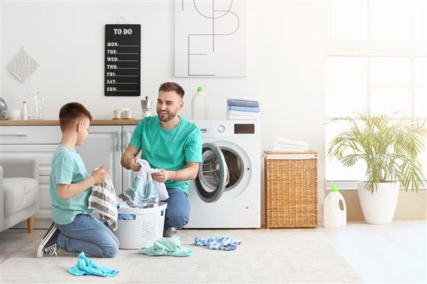 مرد و پسر کوچکش در حال شستن لباس در خانه