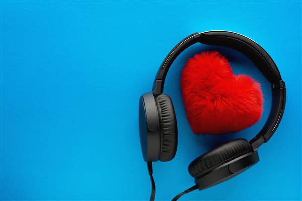 قلب قرمز و هدفون مشکی در پس زمینه آبی مفهوم سبک زندگی موسیقی را دوست دارم روز ولنتاین
