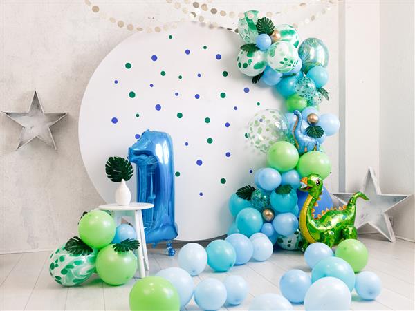 تزیینات تولد - هدایا اسباب بازی ها بادکنک ها گلدسته و شماره برای مراسم جشن کودک کوچک روی پس زمینه دیوار سفید
