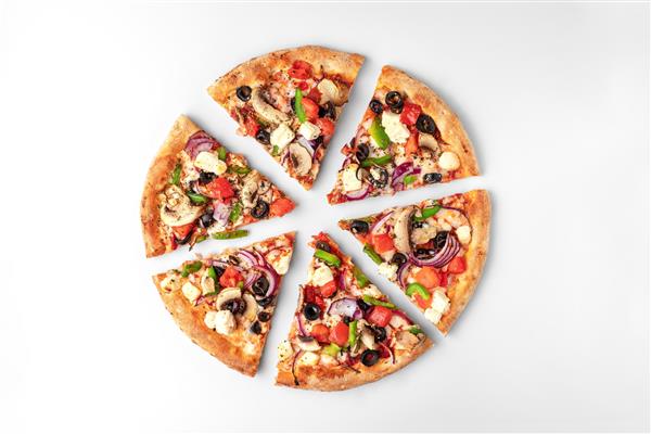تکه‌هایی از پیتزای گرد تازه با گوشت مرغ سبزیجات قارچ و پنیر در پس‌زمینه سفید و خاکستری سایه طبیعی با فضای کپی