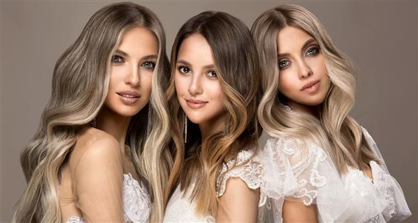 سه دختر زیبا با لباس عروس سفید با رنگ مو در بلوند فوق العاده فرهای مدل موی شیک در سالن زیبایی انجام می شود مد لوازم آرایش و آرایش عروس های دوست داشتنی