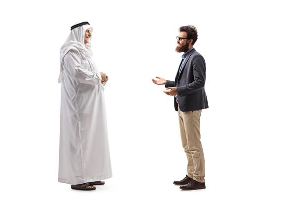مرد عربی که دیشداشا پوشیده و مرد دیگری جدا شده روی پس‌زمینه سفید صحبت می‌کند