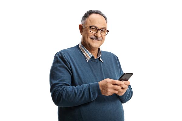 مرد بالغ با استفاده از تلفن همراه جدا شده در پس زمینه سفید