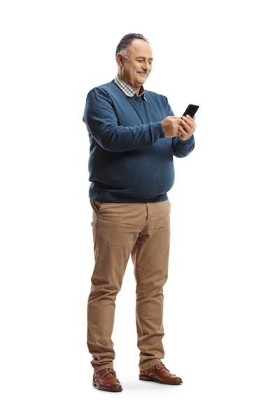 عکس تمام قد از یک مرد بالغ با استفاده از تلفن هوشمند جدا شده در پس زمینه سفید