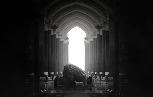 مرد مسلمان مذهبی آسیایی در حال نماز