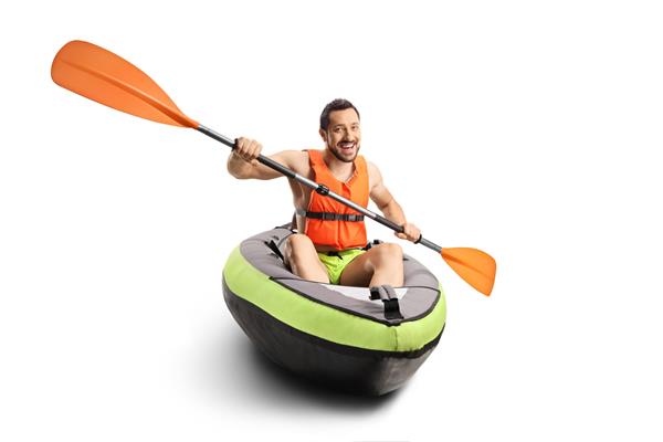 مرد جوان خندان در یک قایق رانی با یک جلیقه نجات و یک پارو جدا شده در زمینه سفید