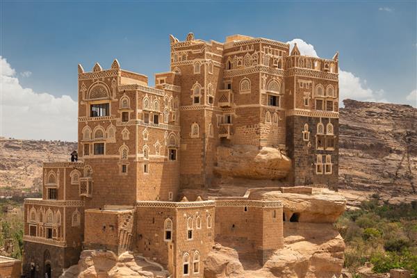 جزئیات طراحی معماری میراث سنتی یمن در شهر تاریخی صنعا و ساختمان‌ها در یمن دارالحجار در وادی ظهر قصر سلطنتی بر صخره ساختمان نمادین یمن فرهنگ یمن