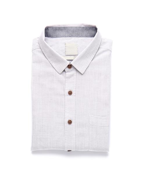 پیراهن مردانه تا شده در زمینه سفید
