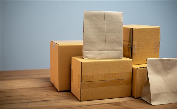 بسته بندی محصولات برای تحویل خدمات حمل و نقل مفهوم تحویل برای شرکت های خصوصی تحویل با احتیاط جعبه حاضر Craft خرید آنلاین وسایل خانه بسته بندی شده برای نقل مکان به خانه جدید