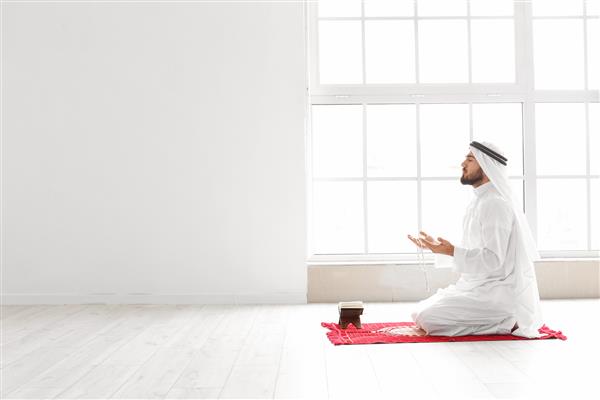 نماز خواندن مرد جوان مسلمان در خانه