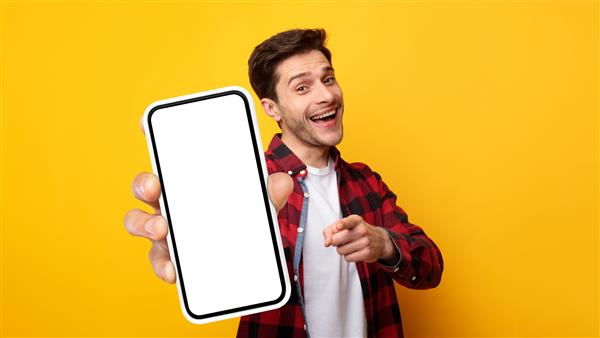 مرد هیجانی شادی که تلفن همراه بزرگی را در دست دارد و صفحه سفیدی را به سمت دوربین نشان می دهد که به سمت شما نشانه می رود پسر هزاره مبارک که برنامه جدید یا وب سایت تلفن همراه را توصیه می کند کلاژ بنر موکاپ
