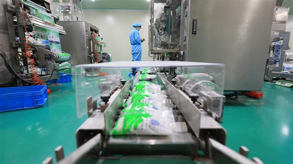 شهرستان لوانان چین - 28 سپتامبر 2021 کارگران سخت در حال کار بر روی خط تولید نمک شمال چین هستند