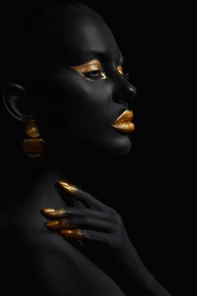 هنر بدن رنگ پوست مشکی زن پلک های آرایش طلایی لب ناخن های نوک انگشتان در رنگ طلایی آرایش طلایی حرفه ای