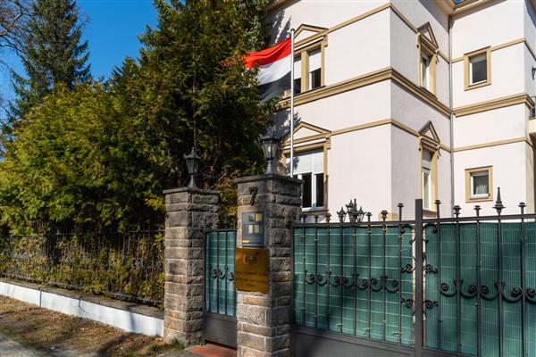 برلین استگلیتز 2022 سفارت جمهوری یمن نمایندگی دیپلماتیک در جمهوری فدرال آلمان است سفیر فعلی آقای الشیبی است