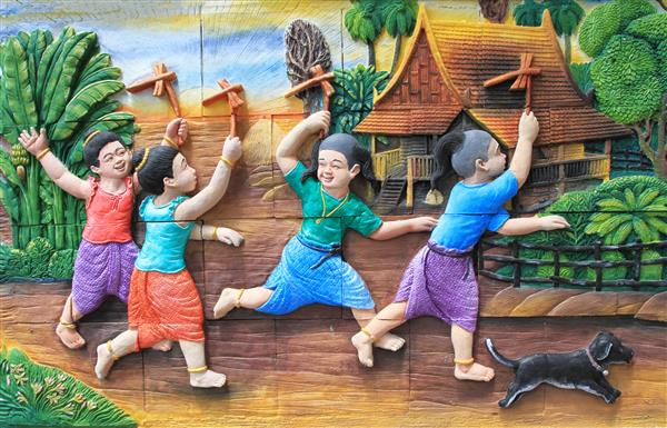 بانکوک تایلند - 9 آوریل حکاکی روی سنگ و نقاشی فرهنگ سنتی تایلندی بر روی دیوار معبد در Wat Dan در 9 آوریل 2016 در بانکوک تایلند