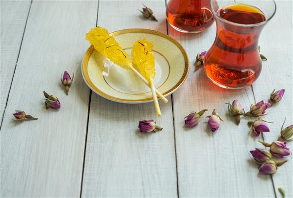 نبات با طعم زعفرانی و چای ایرانی یک ترکیب معمولی برای آیین چای ایرانی