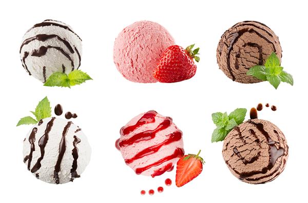 مجموعه اسکوپ های بستنی از شش توپ سس شکلاتی راه راه تزئین شده برگ نعنا برش توت فرنگی جدا شده در زمینه سفید قالب برای منو
