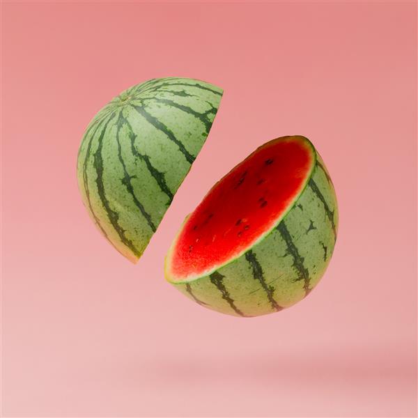 هندوانه برش خورده روی زمینه صورتی پاستلی مفهوم مینیمال میوه