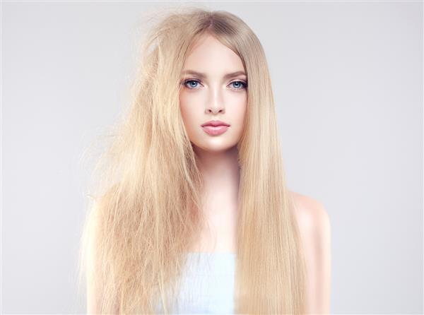 مراقبت از مو صاف کننده صاف کننده و درمان مو دختری با موهای صاف و صاف در یک طرف سر سمت دوم سر موهای درهم و برس نخورده