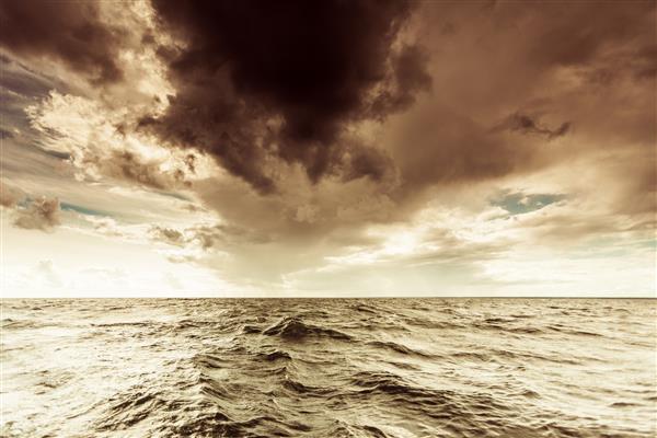 غروب رنگارنگ بر فراز افق دریا عصر آسمان ابری صحنه آرام پس زمینه طبیعی چشم انداز نمایی از قایق بادبانی