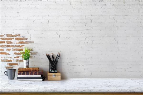 ماکت محل کار میز مرمر سفید مینیمالیستی شیک با لوازم گیاه خانگی فضای کپی برای مونتاژ نمایش محصول