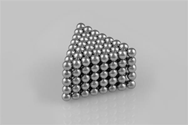 توپ های فلزی به شکل منشور مثلثی در زمینه سفید