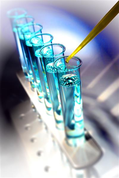 پیپت آزمایشگاهی با قطره مایع شیمیایی زرد روی لوله‌های آزمایش شیشه‌ای برای آزمایش در آزمایشگاه تحقیقات علمی