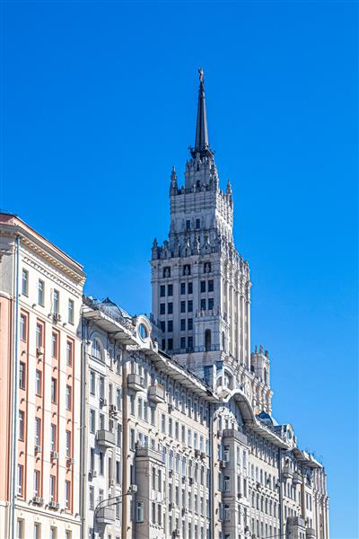 مسکو روسیه 04142022 مناره ساختمان مرتفع در دروازه سرخ بر فراز ساختمان های مسکونی در حلقه باغ در مسکو در برابر آسمان آبی بالا می رود